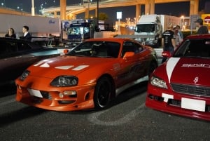 Conduisez une Nissan Skyline R34 JDM de nuit jusqu'au parking de Daikoku