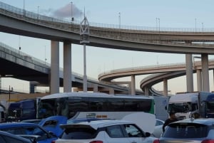 Conduisez une Nissan Skyline R34 JDM de nuit jusqu'au parking de Daikoku
