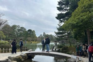 Kanazawa Half Day + Kenrokuen (E-bike Tour)