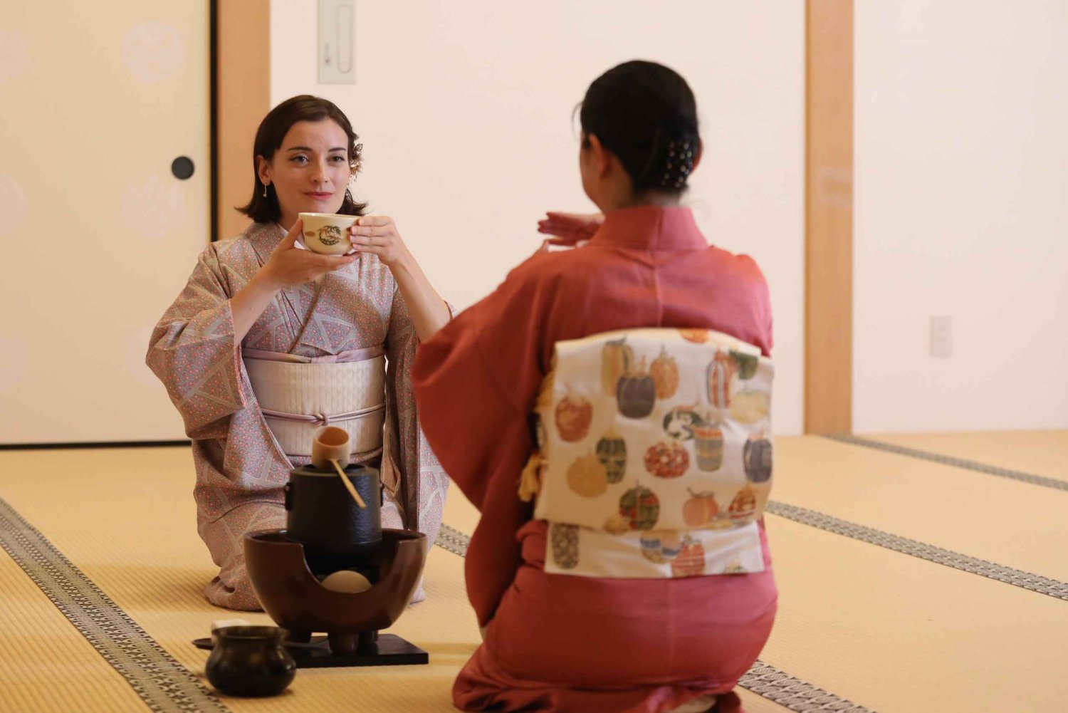 Kimono-påkledning og japansk te-seremoni