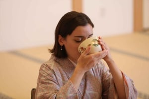 Expérience d'habillage en kimono et de cérémonie du thé japonaise