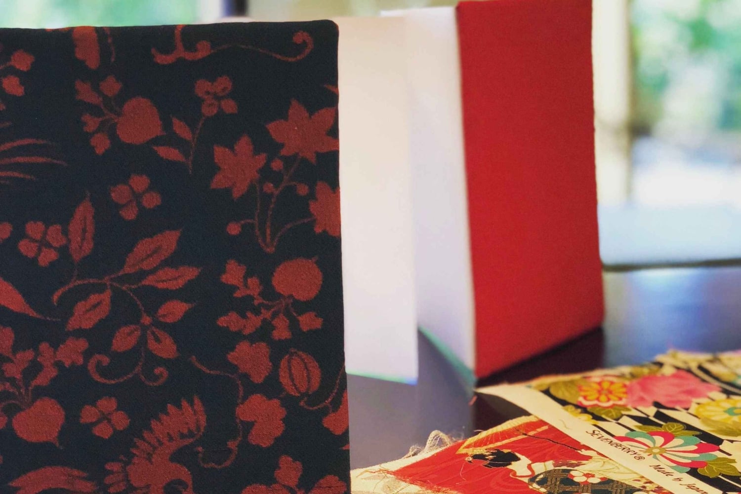 Haz un libro de sellos del templo con un artista