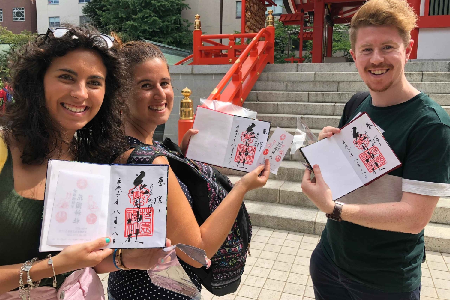 Сделайте вместе с художником альбом храмовых марок.