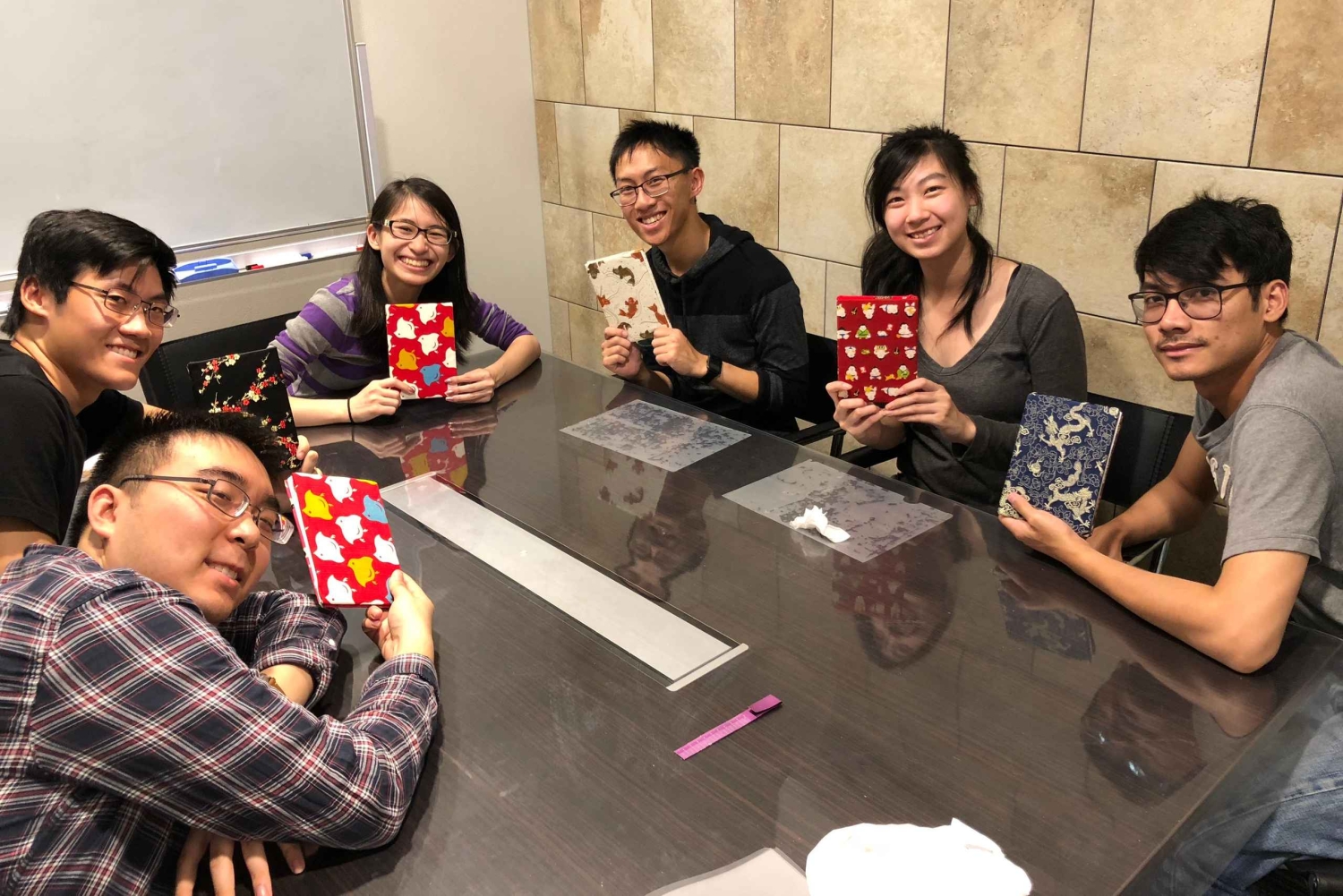 Сделайте вместе с художником альбом храмовых марок.