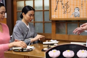 Hacer Wagashi (dulces japoneses) en el Templo Koboji de Tokio