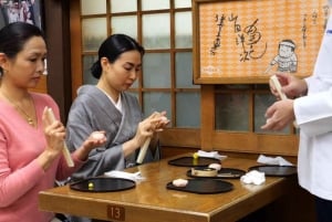 Hacer Wagashi (dulces japoneses) en el Templo Koboji de Tokio