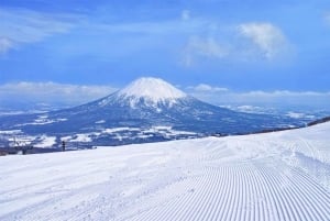 Experiencia de esquí en el monte Fuji: excursión de 1 día a la estación de esquí YETI y a un onsen
