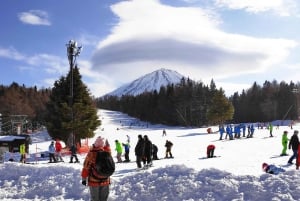 Experiencia de esquí en el monte Fuji: excursión de 1 día a la estación de esquí YETI y a un onsen