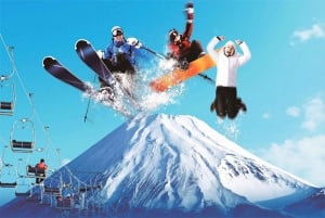 Experiencia de esquí en el monte Fuji: excursión de 1 día a la estación de esquí YETI y a un onsen