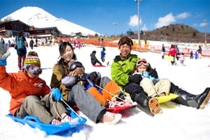 Experiencia de esquí en el monte Fuji: excursión de 1 día a la estación de esquí YETI y a un onsen