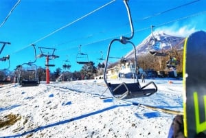Experiencia de esquí en el monte Fuji: excursión de 1 día a la estación de esquí YETI y a un onsen