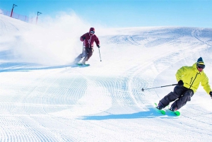Experiencia de esquí en el monte Fuji: excursión de 1 día a la estación de esquí YETI y a un onsen