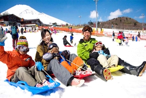 Experiencia de esquí en el monte Fuji: excursión de 1 día a la estación de esquí YETI y a un onsen
