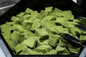 Wintertheeplukken en traditionele matcha maken op de berg Fuji
