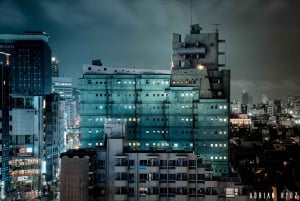 Neo Tokio después de medianoche: un viaje fotográfico cyberpunk.