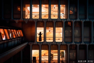 Neo Tokio después de medianoche: un viaje fotográfico cyberpunk.