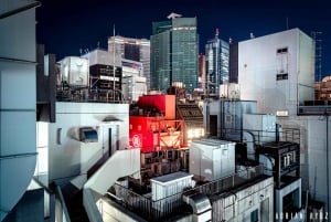 Neo Tokio después de medianoche: un viaje fotográfico cyberpunk.