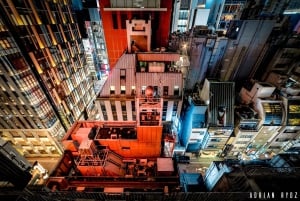 Neo Tokio después de medianoche: un viaje fotográfico cyberpunk.