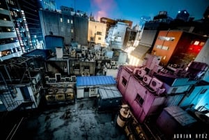 Neo Tokio después de medianoche: un viaje fotográfico cyberpunk.