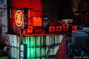 Neo Tokio después de medianoche: un viaje fotográfico cyberpunk.