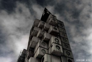 Neo Tokio después de medianoche: un viaje fotográfico cyberpunk.