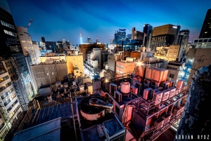 Neo Tokio después de medianoche: un viaje fotográfico cyberpunk.