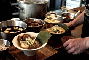 Ramen e gyoza profissionais com um chef de ramen num restaurante!
