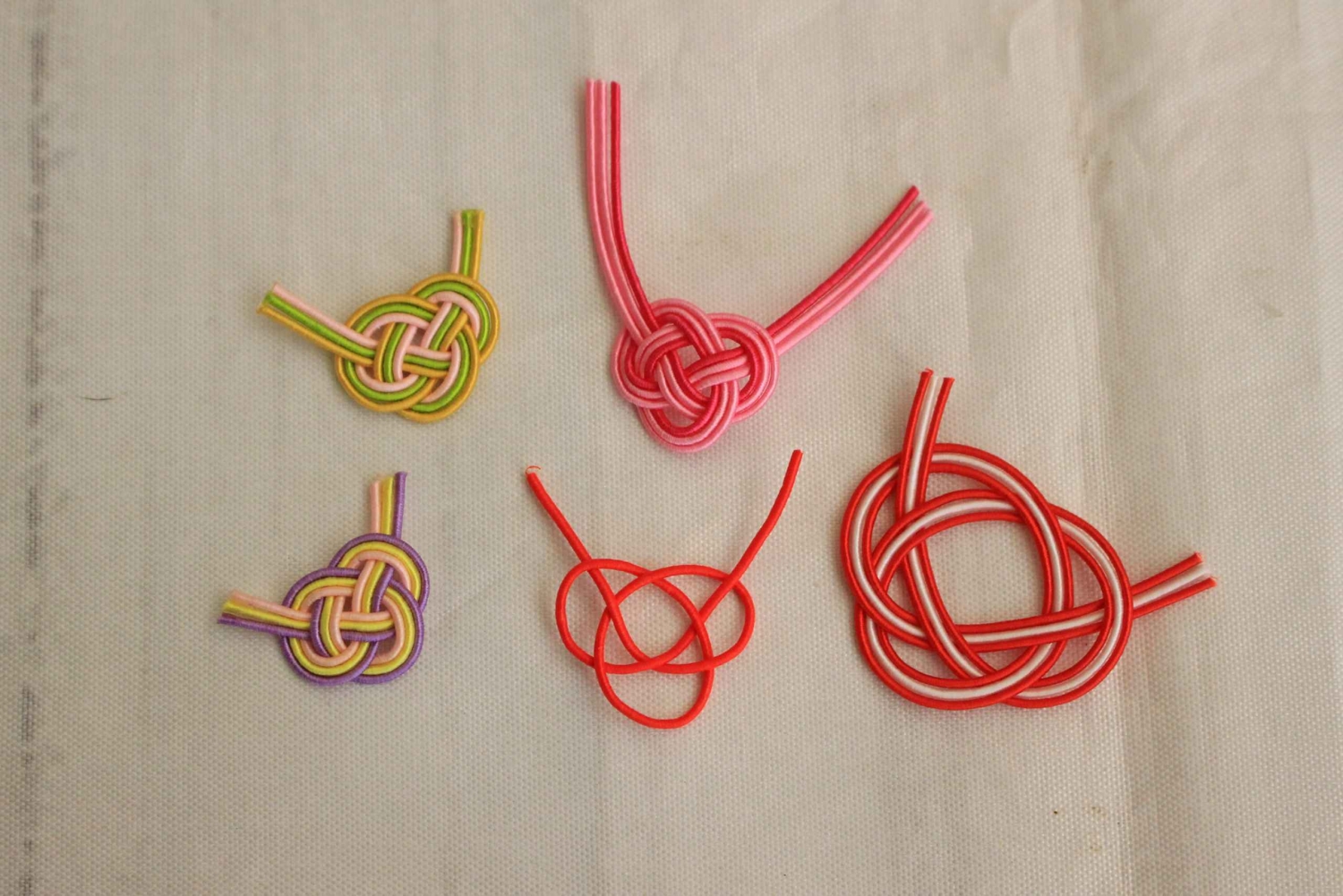 Romantisk Mizuhiki Knot och Omikuji Washi Charm Workshop Ueno