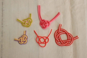 Romantisk Mizuhiki Knot och Omikuji Washi Charm Workshop Ueno