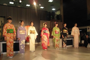 Sasebo: kimono, calligrafia ed esperienza culturale al mercato
