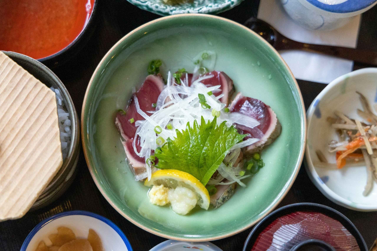 Straateten & Izakaya lekkernijen: Je ultieme culinaire tour door Tokio