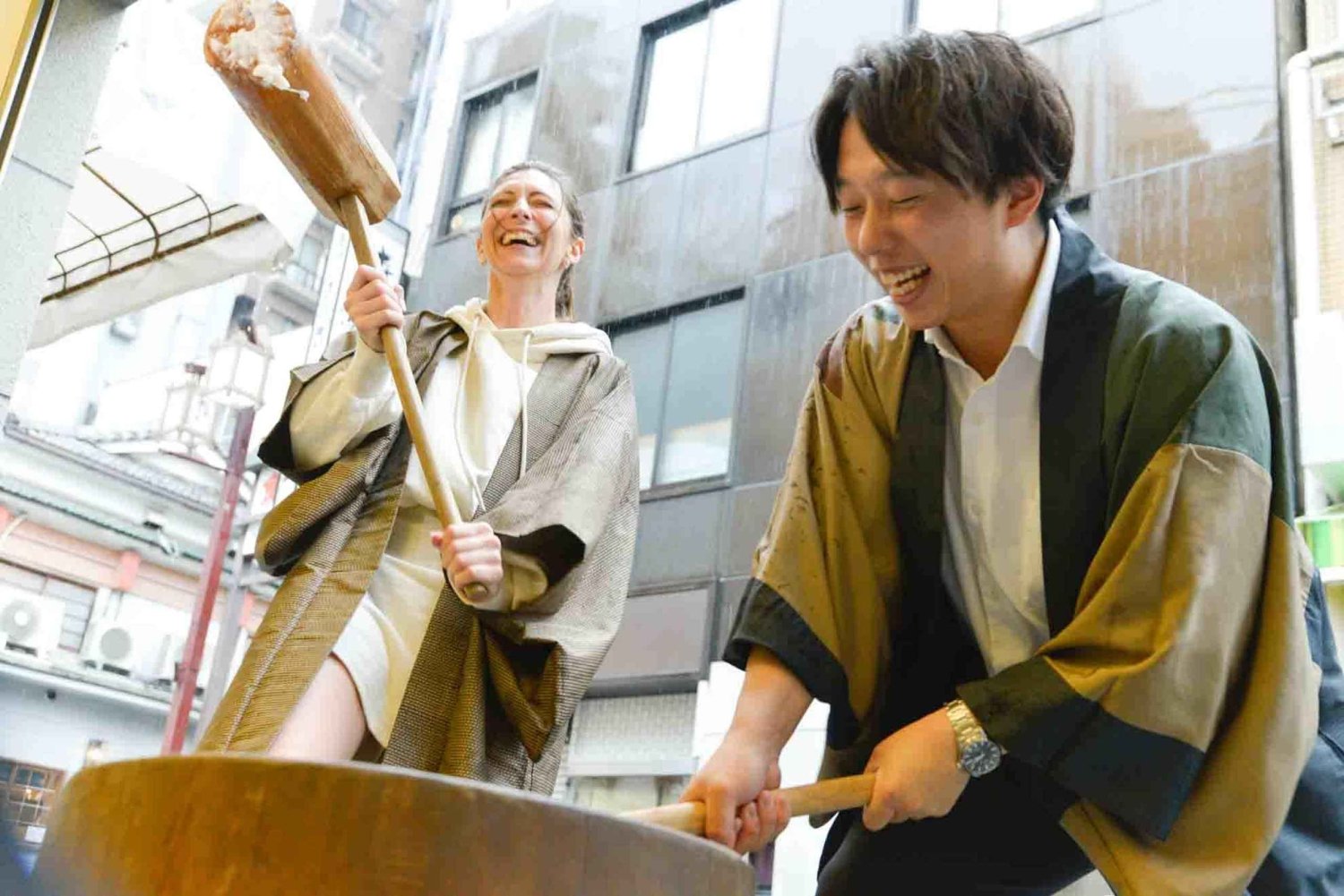 Tokyo Asakusa: Mochi Pounding and Tasting Experience