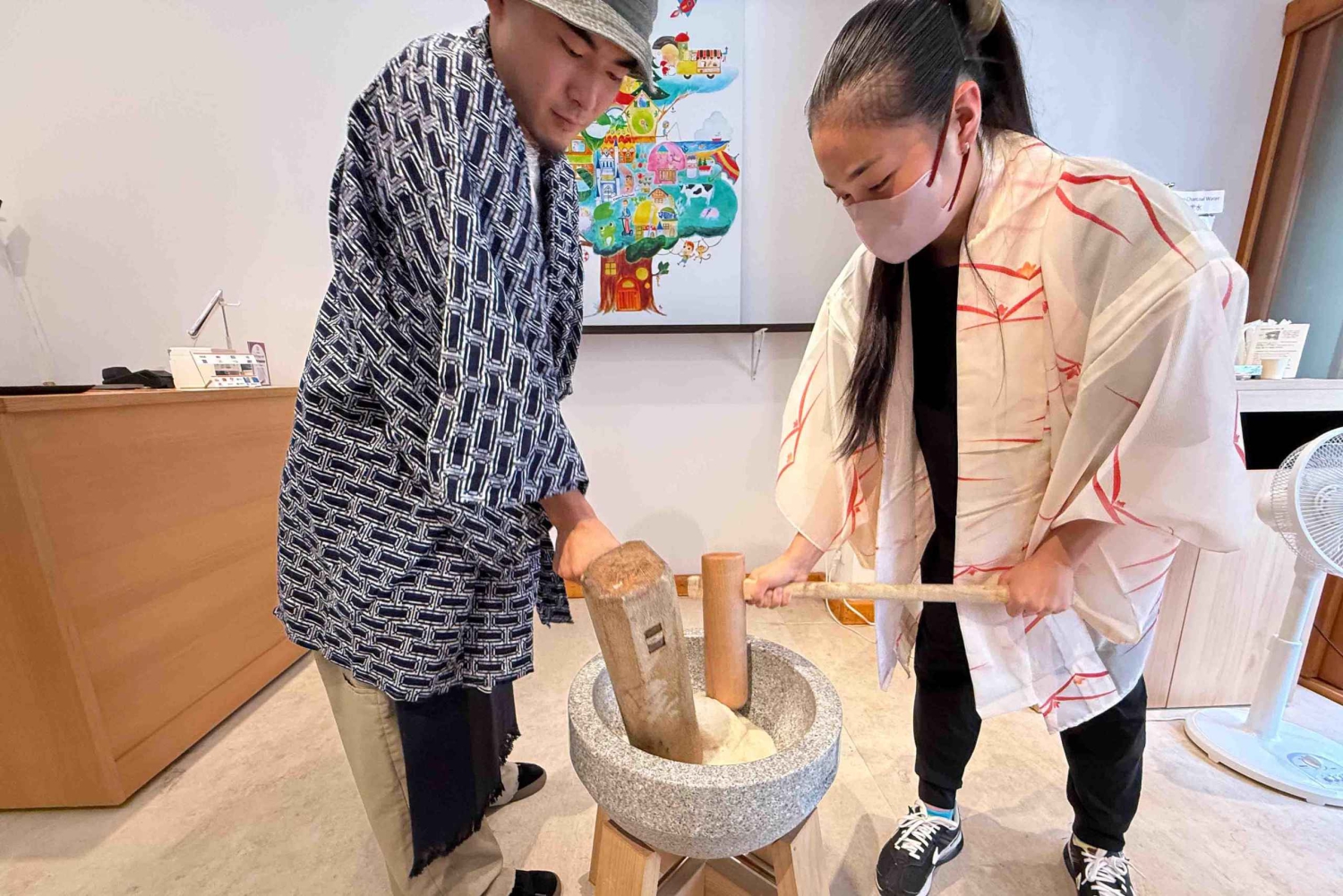 Tokyo Asakusa: Mochi Pounding and Tasting Experience