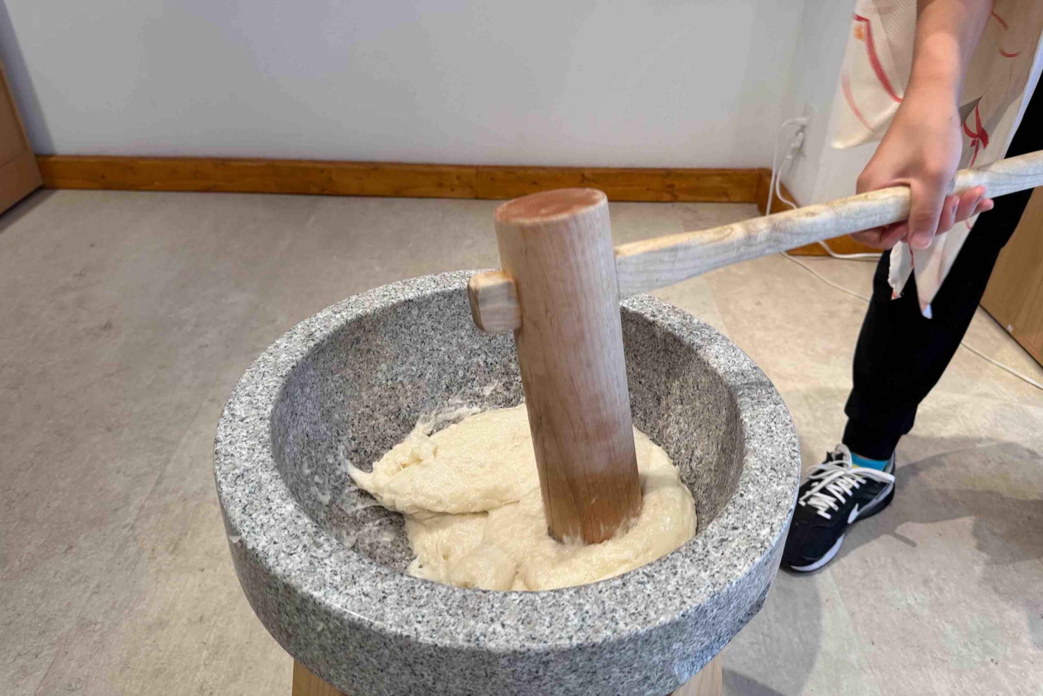 Tokyo Asakusa: Mochi Pounding and Tasting Experience