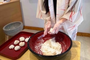 Tokyo Asakusa: Mochi Pounding and Tasting Experience