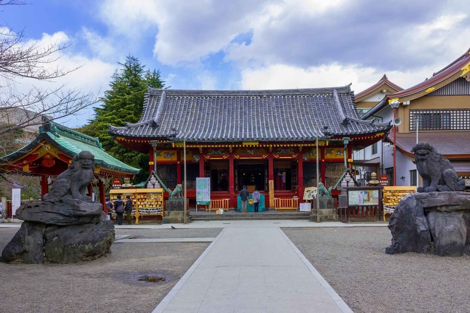 Tokyo: Asakusa Shrine and Yanaka Cemetery Guided Tour