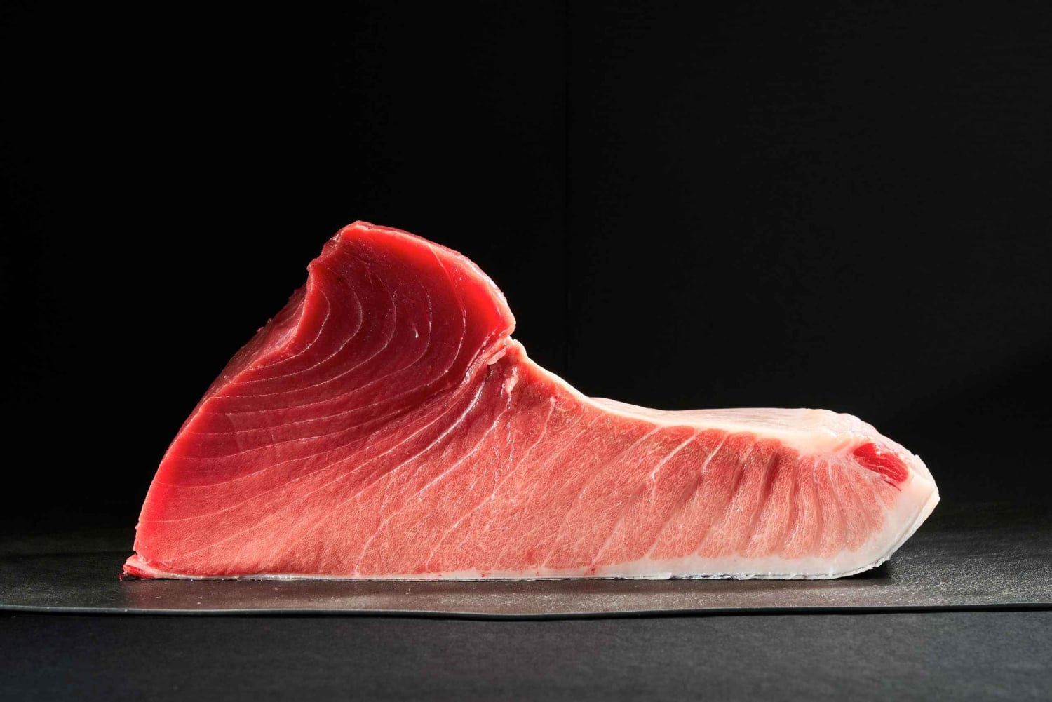 東京・浅草：新鮮なシーフードを使った回転寿司体験をお楽しみください