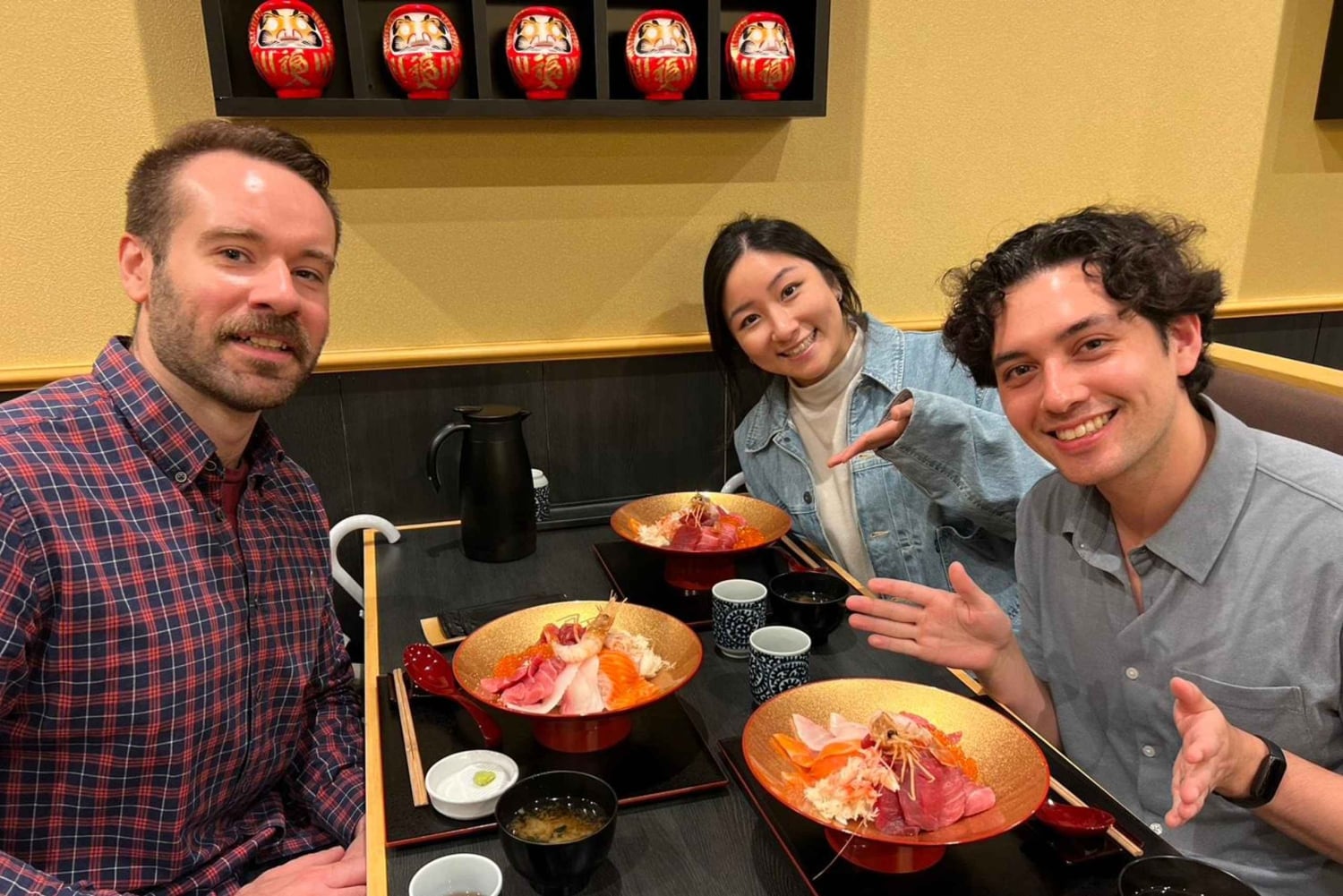 東京・浅草：新鮮なシーフードを使った回転寿司体験をお楽しみください