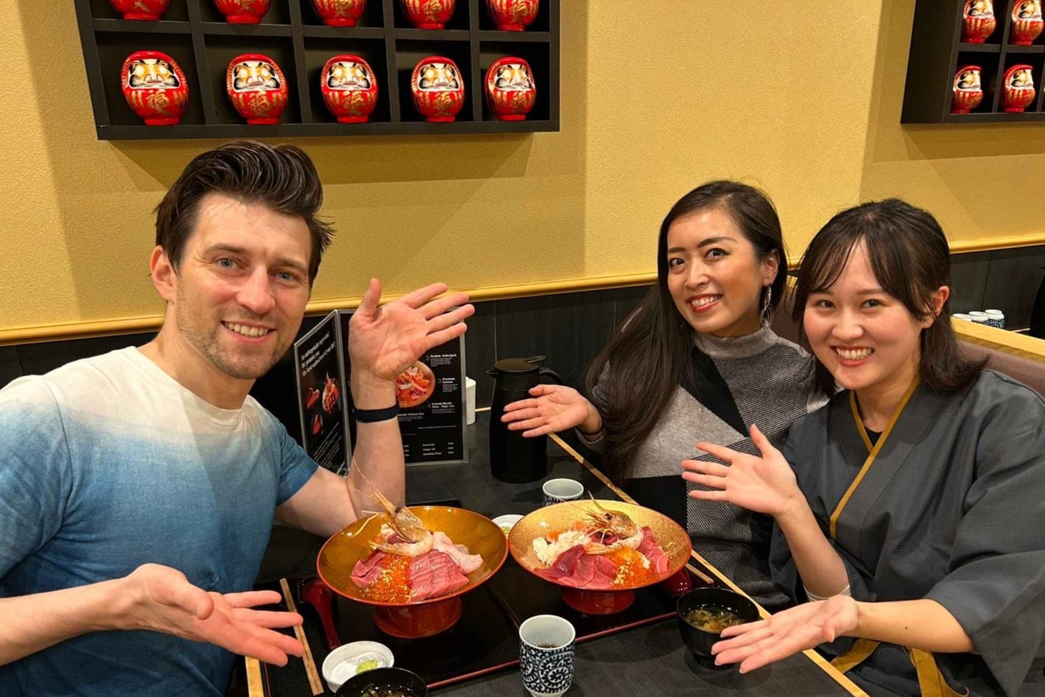 東京・浅草：新鮮なシーフードを使った回転寿司体験をお楽しみください