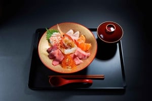 東京・浅草：新鮮なシーフードを使った回転寿司体験をお楽しみください