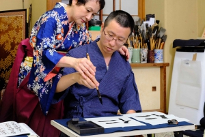 Tokio: Kalligraphie-Erlebnis mit Kimono oder Samue