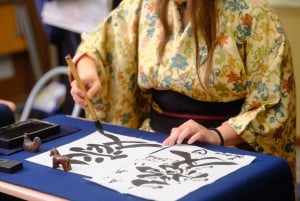 Tokio: Kalligraphie-Erlebnis mit Kimono oder Samue