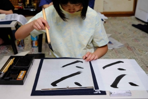 Tokio: Kalligraphie-Erlebnis mit Kimono oder Samue