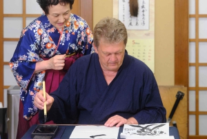 Tokio: Kalligraphie-Erlebnis mit Kimono oder Samue