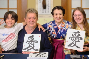 Tokio: Kalligraphie-Erlebnis mit Kimono oder Samue