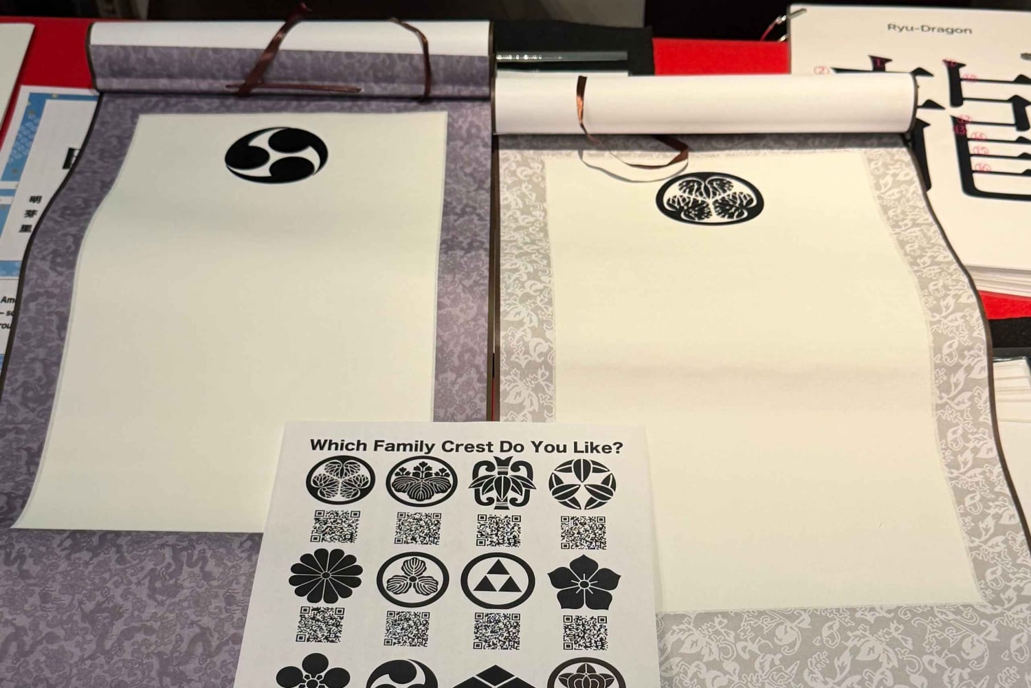 Tokyo: Kalligrafi på kanji-fläkt och rulle med dryck