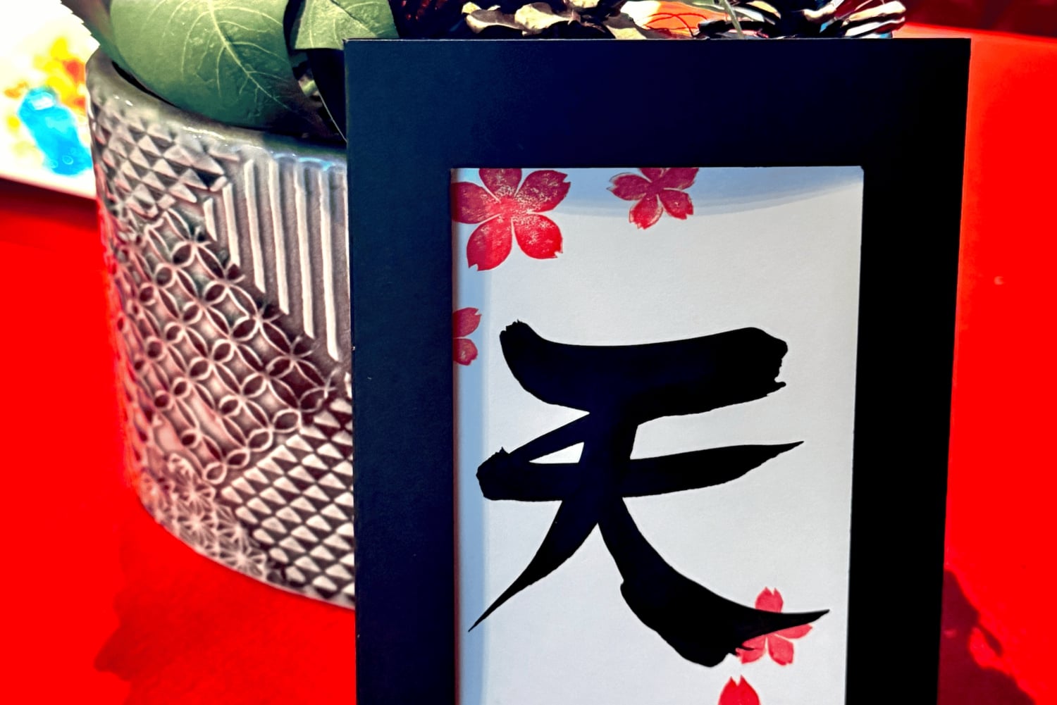 Tokyo: Kalligrafi på kanji-fläkt och rulle med dryck