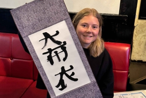 Tokio: Kalligrafie op kanji-waaier en rol met drankje
