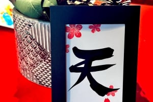 Tokyo: Kalligrafi på kanji-fläkt och rulle med dryck