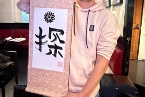 Tokyo: Kalligrafi på kanji-fläkt och rulle med dryck